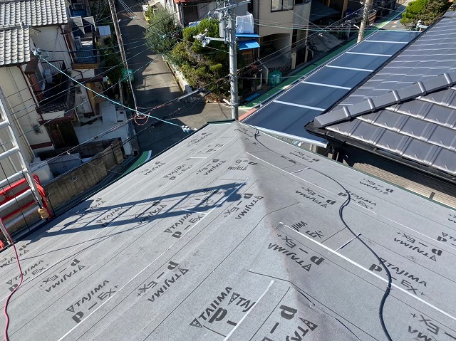 防水紙で屋根を覆い防水性向上